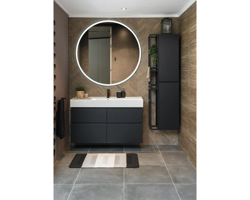 Baie luminoasă cu dulap de lavoar, oglindă și raft de baie.