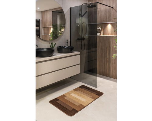 Baie cu chiuvetă dublă, duș și covor multicolor