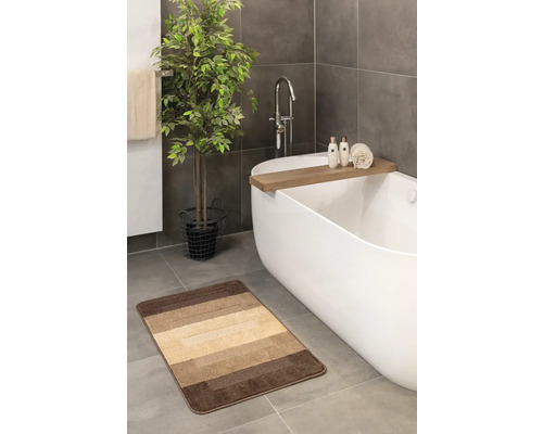 Baie cu cadă, plantă decorativă și covoraș de baie cu dungi