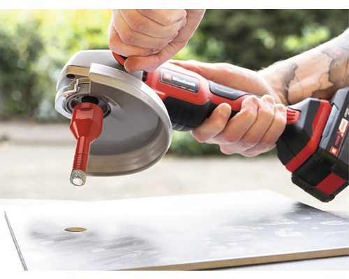 Polizor unghiular cu o mână folosit cu carotă diamantată.