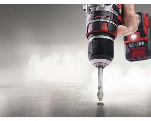 Mașină de găurit cu acumulator care face o gaură într-o suprafață