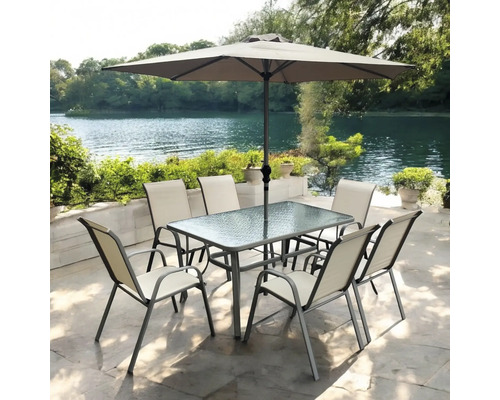 Set de mobilier de grădină cu masă, scaune și umbrelă de soare pe o terasă cu vedere spre un lac.