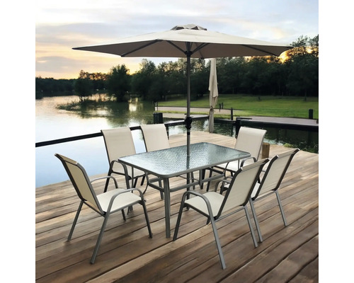 Set de mobilier de grădină cu masă, șase scaune și umbrelă de soare pe o terasă din lemn