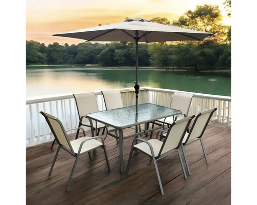 Set de mobilier de grădină cu masă, șase scaune și umbrelă de soare pe o terasă cu vedere spre un lac