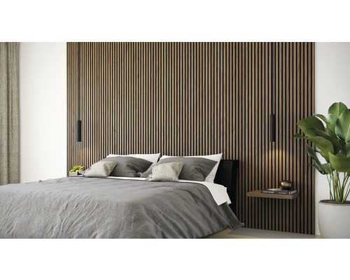 Dormitor cu panouri acustice pe perete și lămpi suspendate