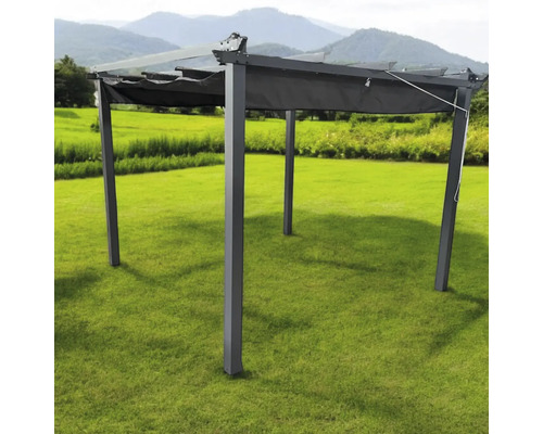 Pergolă independentă cu protecție solară retractabilă pe un câmp cu iarbă