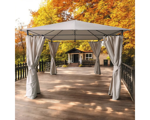 Pavilion cu perdele pe o terasă în grădină