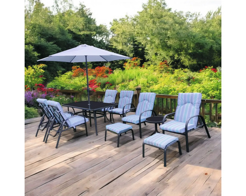 Set de grădină cu masă, scaune, umbrelă de soare și taburet pe o terasă din lemn