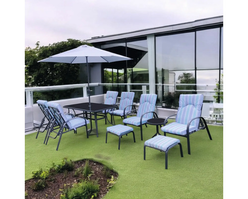 Set de mobilier de grădină cu masă, scaune, taburete și umbrelă de soare pe o terasă