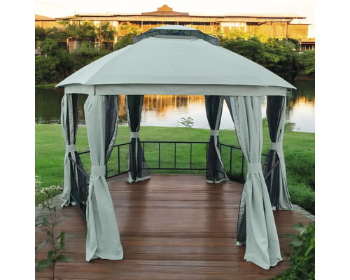 Foișor de grădină cu perdele și balustradă pe terasă din lemn