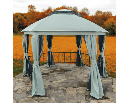 Foișor cu perdele și balustradă pe terasă de piatră