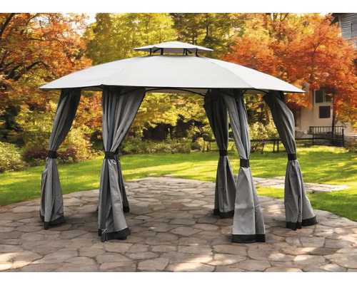 Foișor cu perdele în grădină