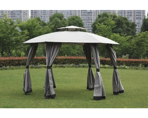 Foișor de grădină cu perdele pe un gazon