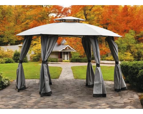 Foișor de grădină cu perdele pe o terasă toamna