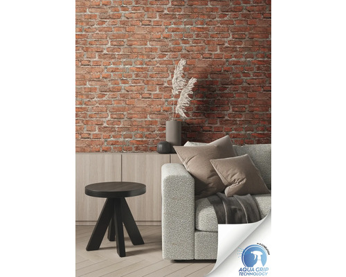 Cameră de zi decorativă cu perete de cărămidă, canapea, masă și decorațiuni