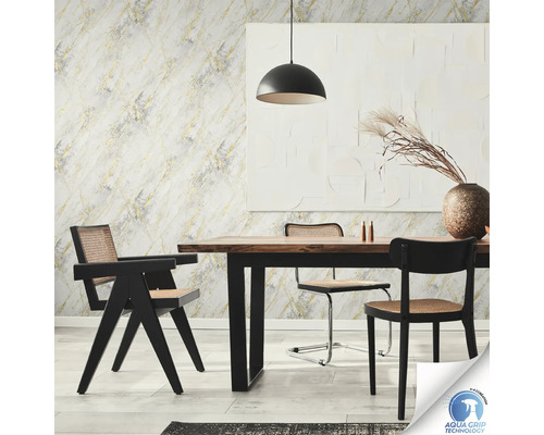 Sufragerie cu tapet cu model, masă, scaune și lampă suspendată