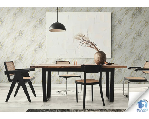 Sufragerie cu masă, scaune și tapet cu model