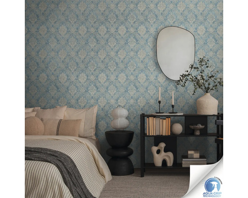 Dormitor cu tapet cu model, pat și decorațiuni