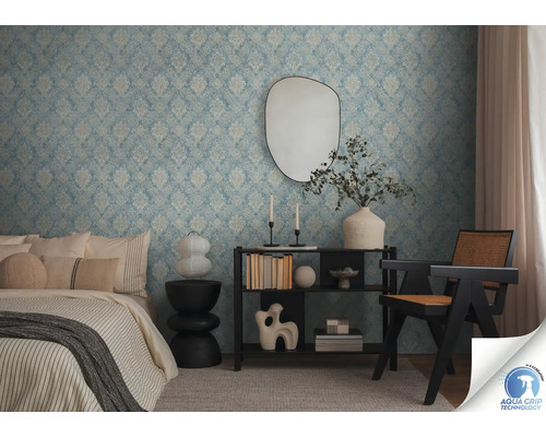 Dormitor cu pat, raft, scaun și tapet decorativ deschis la culoare