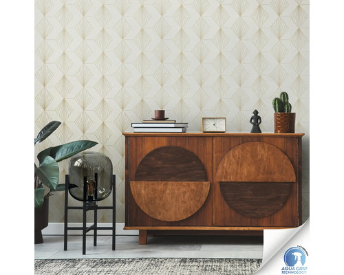 Cameră decorativă cu tapet modelat, comodă din lemn, lampă și plante de interior