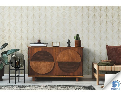 Cameră de zi cu tapet geometric, dulap din lemn și decorațiuni