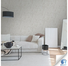 Living luminos cu tapet cu model bej, canapea și decorațiuni