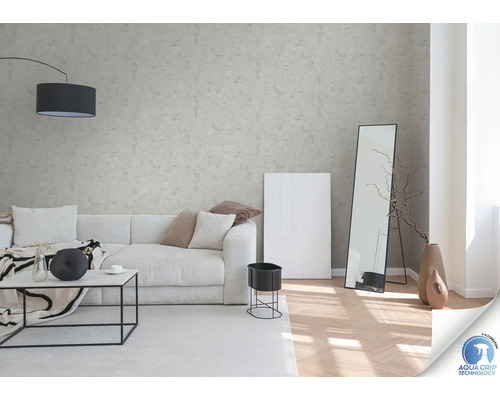 Living cu canapea, măsuță de cafea, lampadar și oglindă