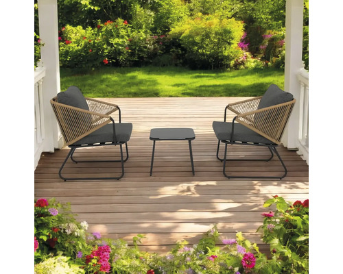 Set de mobilier de grădină cu două scaune și o masă pe o terasă