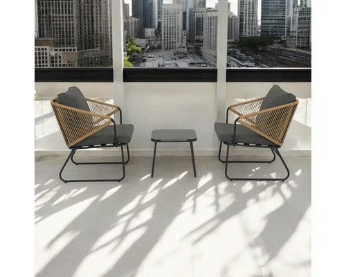 Set de grădină cu două scaune și o masă pe un balcon cu vedere spre oraș