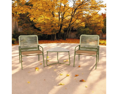 Set de mobilier de grădină cu două scaune și o masă într-o grădină de toamnă