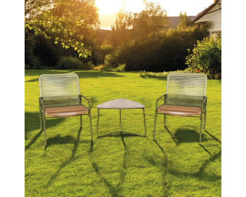 Set de grădină cu două scaune și o masă pe un gazon