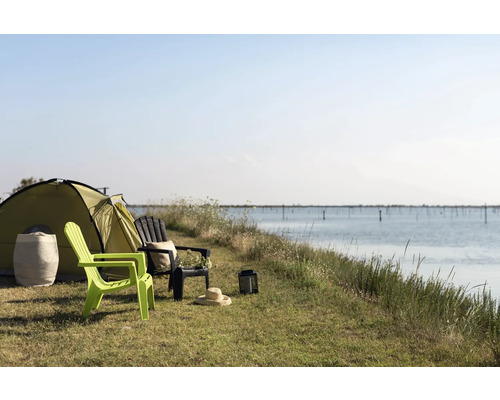 Scenă cu cort, scaune și accesorii pe malul lacului