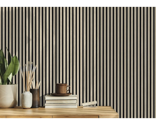 Panouri de perete din lemn cu lamele verticale într-un interior.