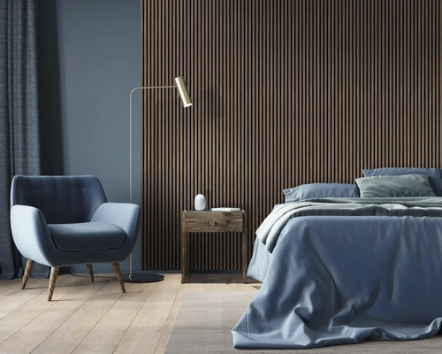 Dormitor cu pat, fotoliu, noptieră și panouri de perete