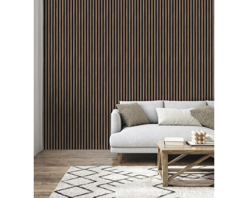 Living cu lambriuri din lemn, canapea și covor