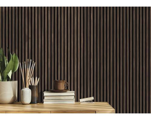 Panouri din lemn ca placare de perete în interior cu decorațiuni de birou.