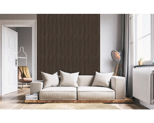 Sufragerie cu lambriu din lemn pe perete, canapea, lampă de podea și ușă deschisă