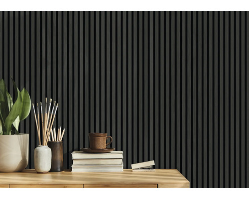 Design decorativ de perete cu panouri și accesorii pe o masă din lemn.