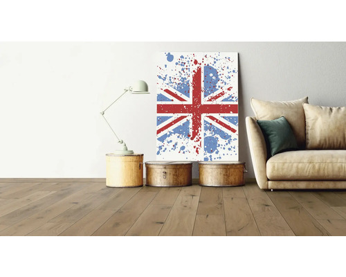 Cameră de zi cu canapea, lampă de masă și un tablou cu steagul britanic ca motiv