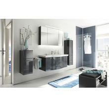 Baie modernă cu lavoar, dulap cu oglindă, dulap înalt și bancă