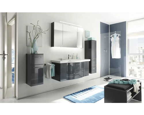 Baie modernă cu lavoar, dulap cu oglindă, dulap înalt și bancă