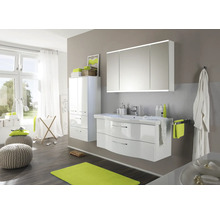 Baie luminoasă cu dulap de bază pentru lavoar alb, dulap cu oglindă, dulap înalt și fereastră