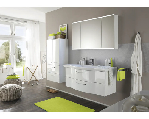 Baie luminoasă cu dulap de bază pentru lavoar alb, dulap cu oglindă, dulap înalt și fereastră