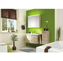 Baie luminoasă cu lavoar, dulap cu oglindă și cadă într-un design modern