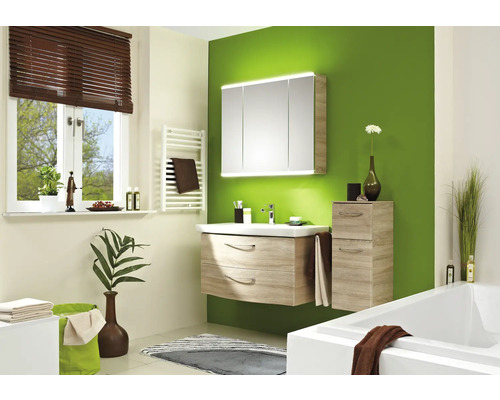 Baie luminoasă cu lavoar, dulap cu oglindă și cadă într-un design modern