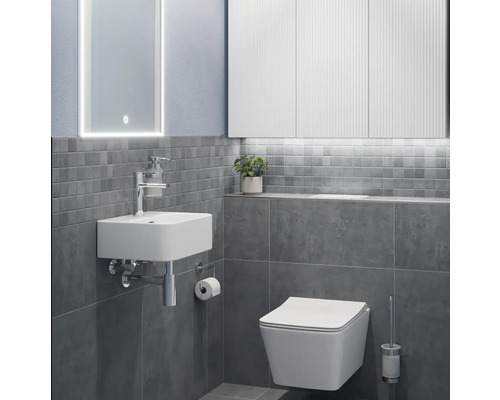 Baie modernă cu lavoar, toaletă și oglindă