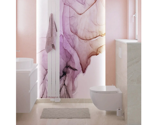 Baie luminoasă cu chiuvetă, calorifer pentru prosoape, toaletă și perete cu model