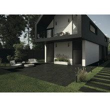 Casă modernă cu terasă, mobilier de grădină și iluminat