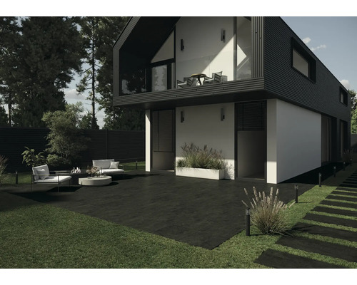 Casă modernă cu terasă, mobilier de grădină și iluminat