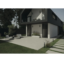 Fațadă modernă de casă cu terasă, mobilier de grădină și peluze